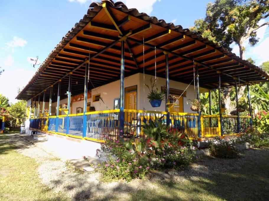 Casa Finca Villa Luz A 800 Mts Del Parque Del Cafe Монтенегро Экстерьер фото